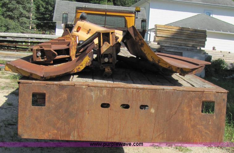 image for item 3605 1979 International 24' flatbed