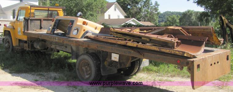 image for item 3605 1979 International 24' flatbed