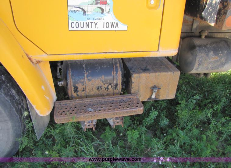 image for item 3605 1979 International 24' flatbed