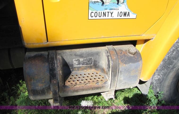 image for item 3605 1979 International 24' flatbed