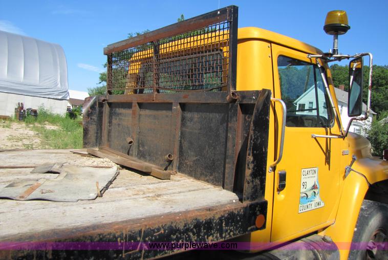 image for item 3605 1979 International 24' flatbed