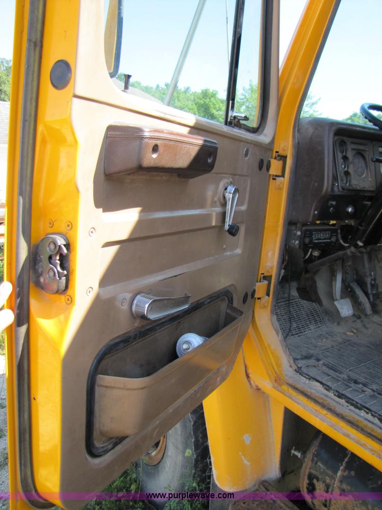 image for item 3605 1979 International 24' flatbed