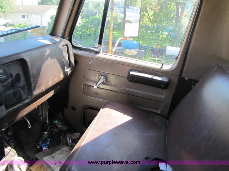 image for item 3605 1979 International 24' flatbed