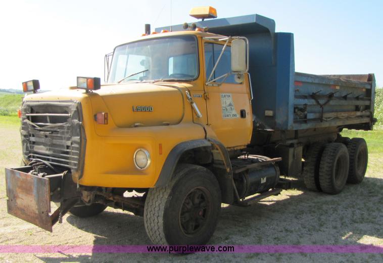 image for item 3610 1991 Ford L9000 dump truck with side snow plow