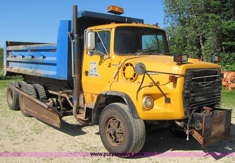 image for item 3610 1991 Ford L9000 dump truck with side snow plow