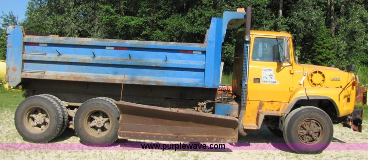 image for item 3610 1991 Ford L9000 dump truck with side snow plow