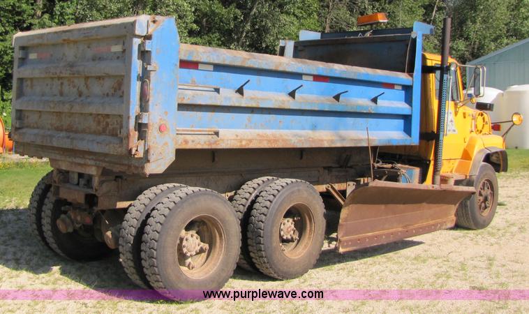 image for item 3610 1991 Ford L9000 dump truck with side snow plow