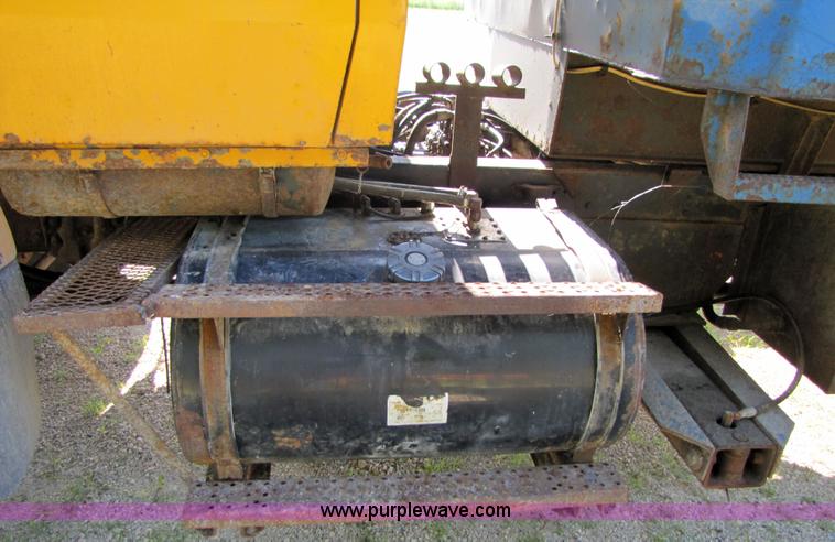 image for item 3610 1991 Ford L9000 dump truck with side snow plow