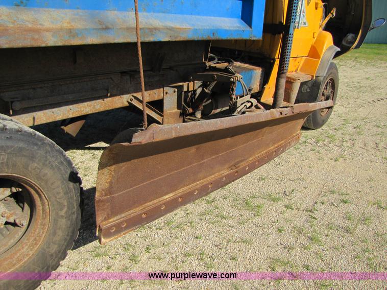 image for item 3610 1991 Ford L9000 dump truck with side snow plow