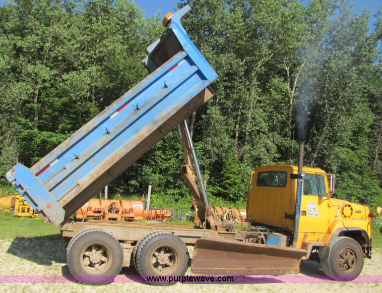 image for item 3610 1991 Ford L9000 dump truck with side snow plow