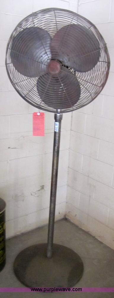 image for item 3611 Pedestal fan