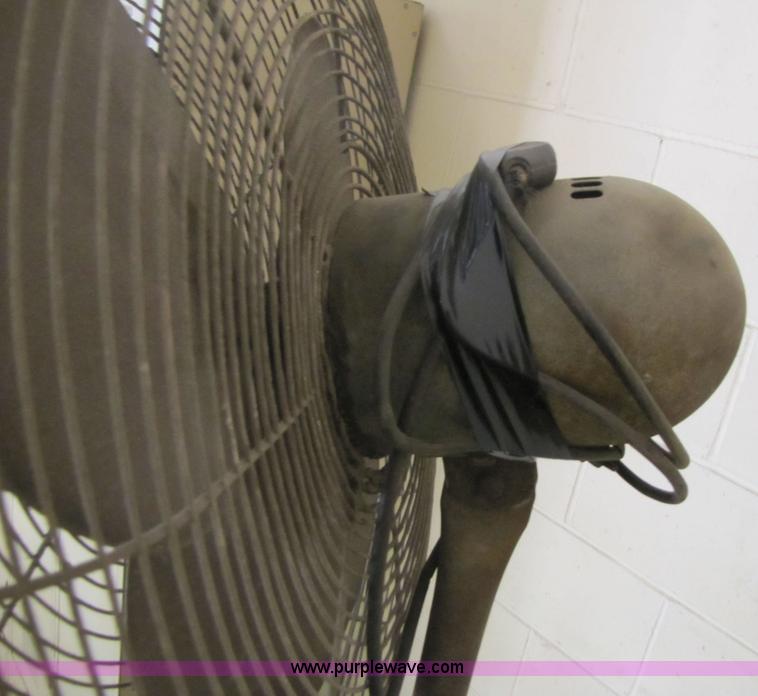 image for item 3611 Pedestal fan