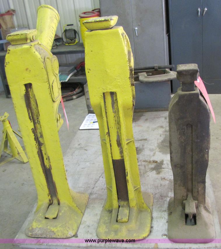 image for item 3621 (3) house jacks