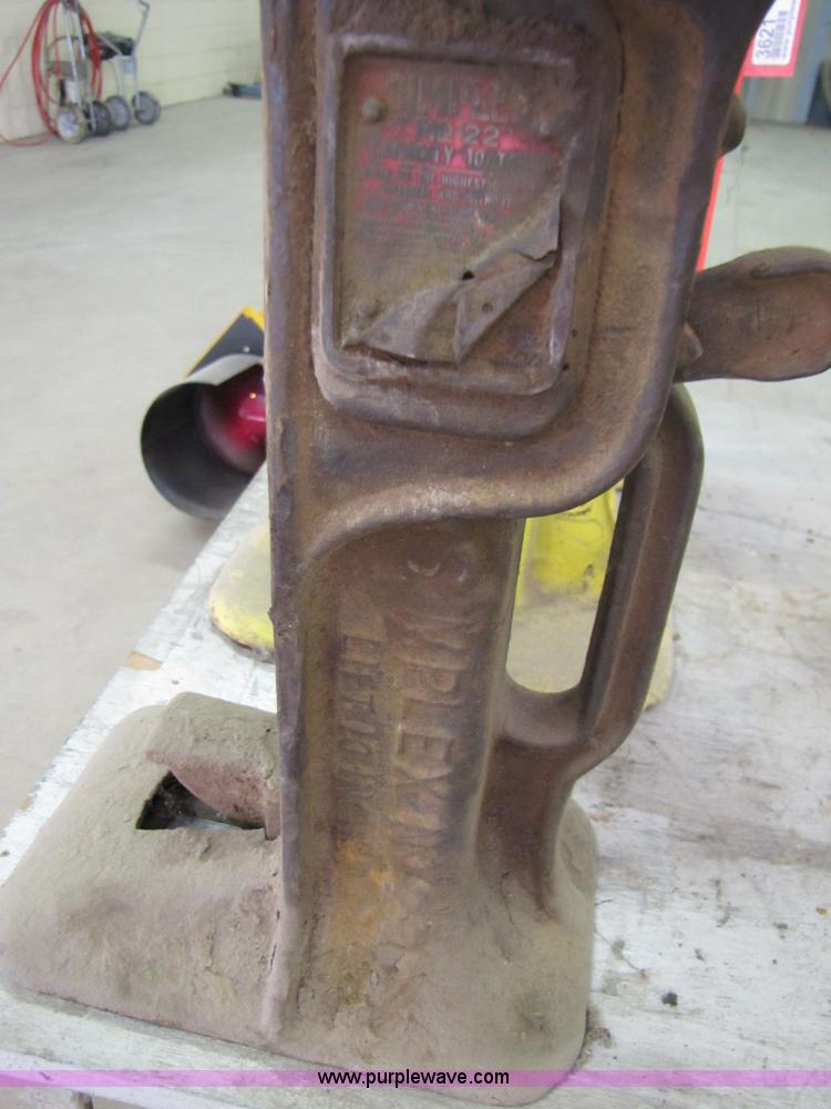 image for item 3621 (3) house jacks