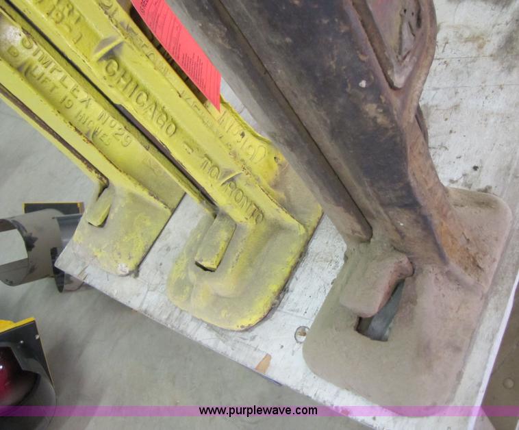 image for item 3621 (3) house jacks