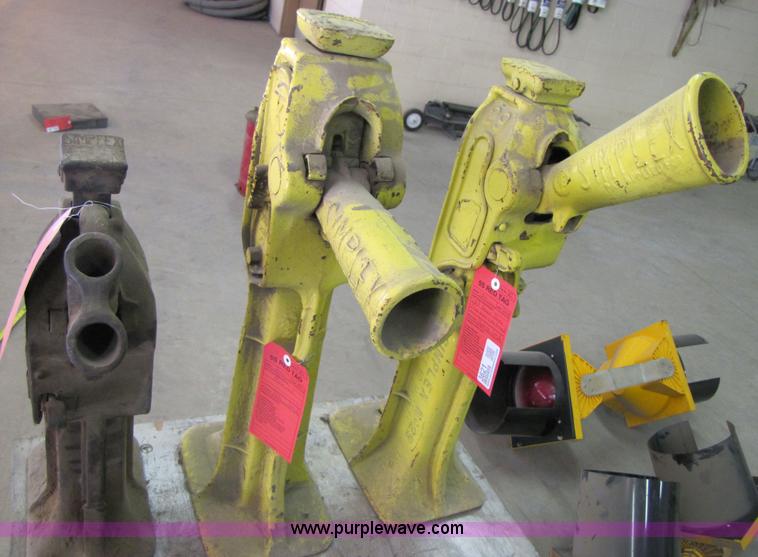 image for item 3621 (3) house jacks
