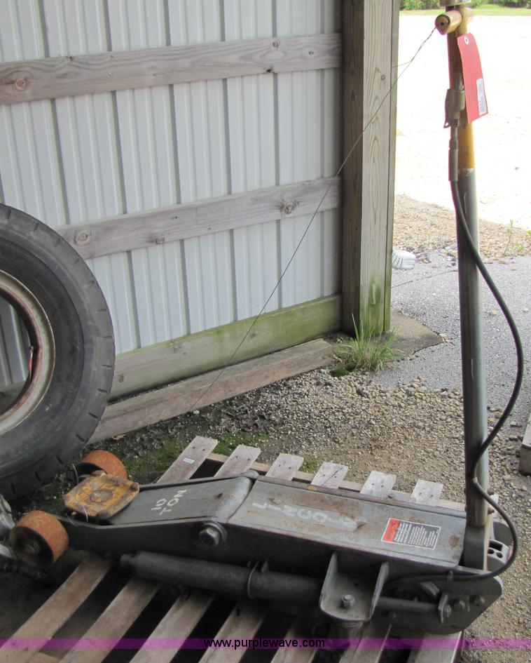 image for item 3627 Lincoln 10 ton air over hydraulic floor jack
