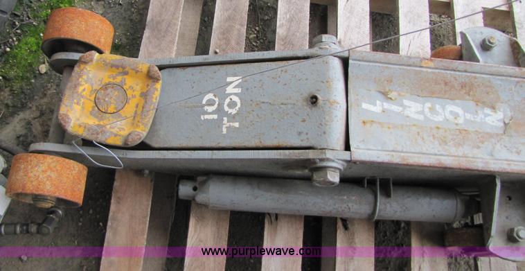 image for item 3627 Lincoln 10 ton air over hydraulic floor jack
