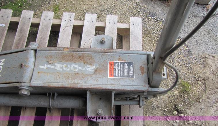 image for item 3627 Lincoln 10 ton air over hydraulic floor jack