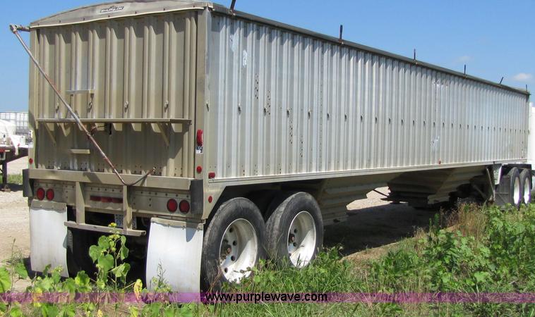 image for item 2304 1985 Wilson AGH-700 grain trailer