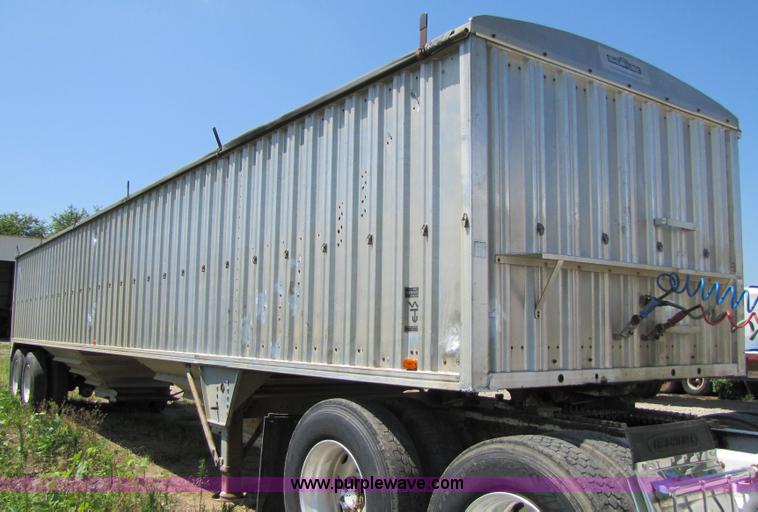 image for item 2304 1985 Wilson AGH-700 grain trailer