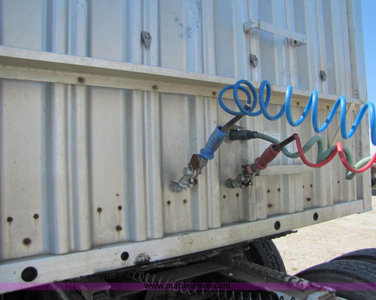 image for item 2304 1985 Wilson AGH-700 grain trailer