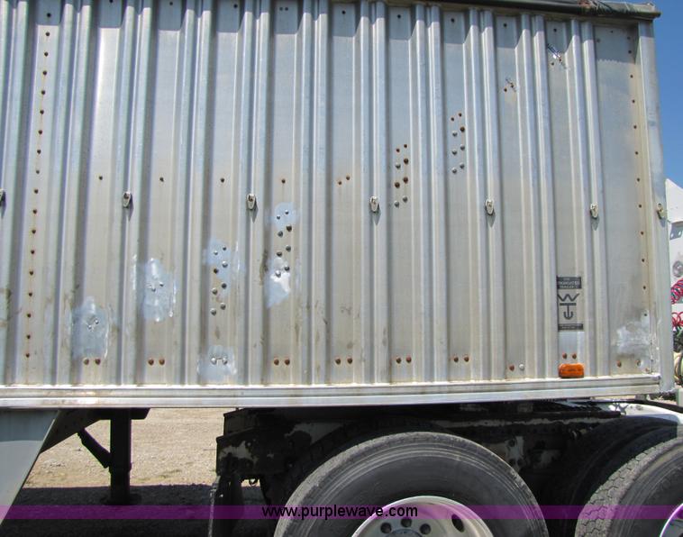 image for item 2304 1985 Wilson AGH-700 grain trailer