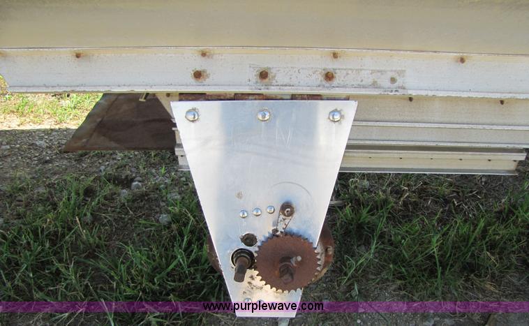 image for item 2304 1985 Wilson AGH-700 grain trailer