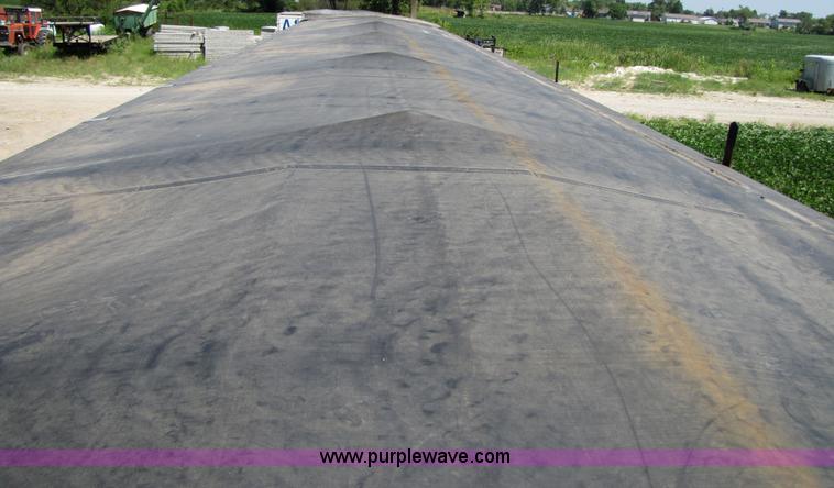 image for item 2304 1985 Wilson AGH-700 grain trailer