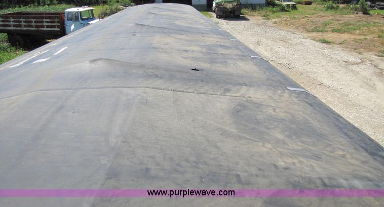 image for item 2304 1985 Wilson AGH-700 grain trailer