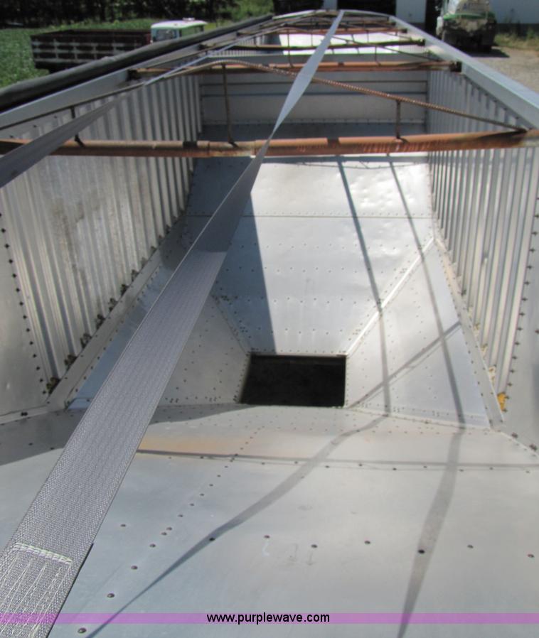 image for item 2304 1985 Wilson AGH-700 grain trailer