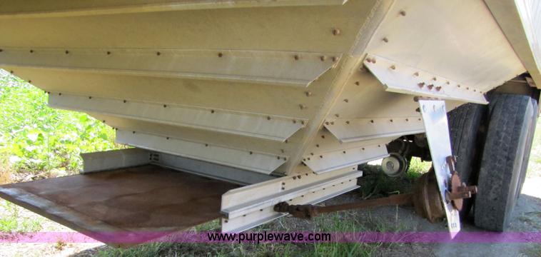 image for item 2304 1985 Wilson AGH-700 grain trailer