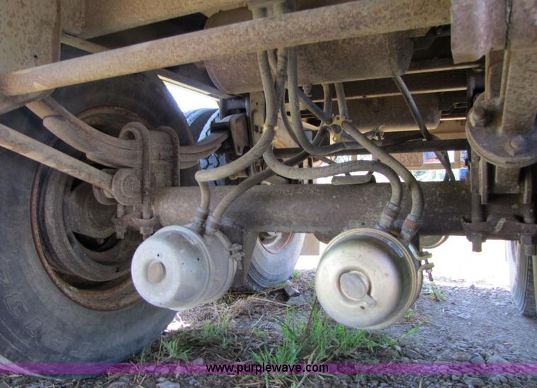 image for item 2304 1985 Wilson AGH-700 grain trailer