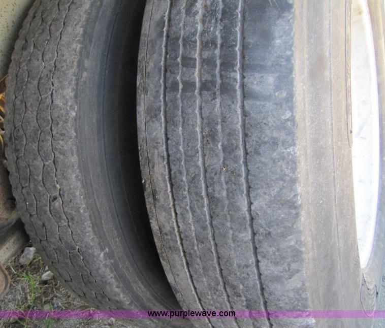 image for item 2304 1985 Wilson AGH-700 grain trailer