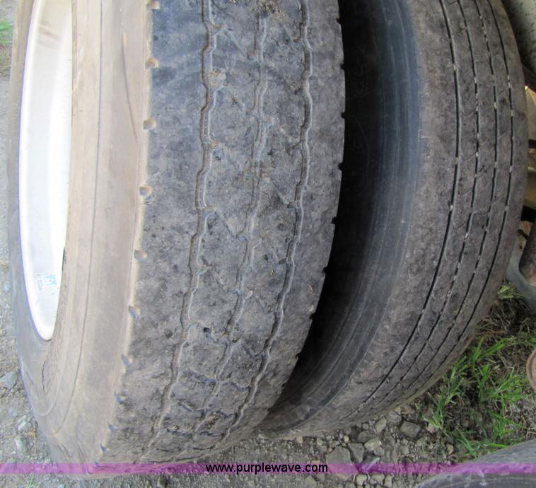 image for item 2304 1985 Wilson AGH-700 grain trailer