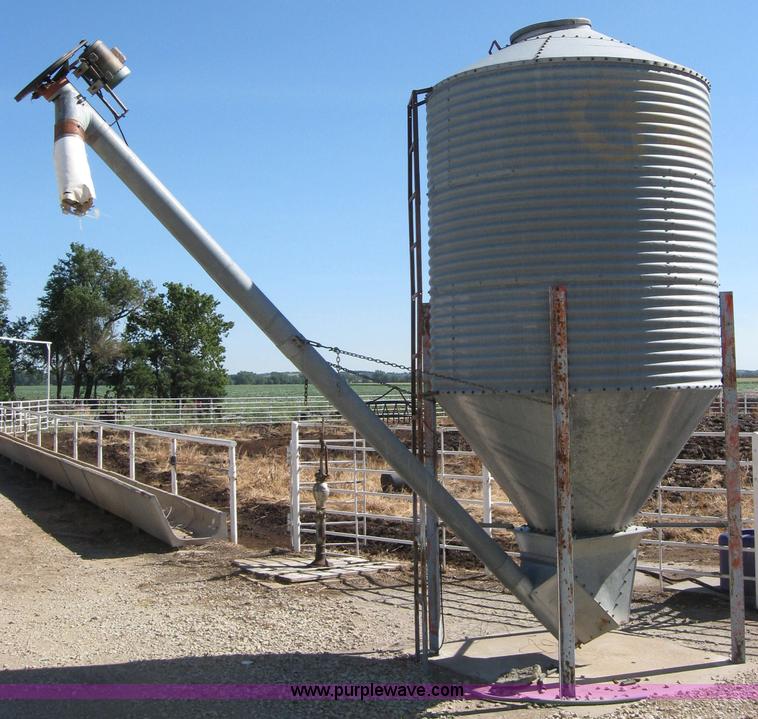image for item 2532 300 bushel grain bin with auger