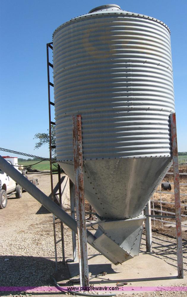 image for item 2532 300 bushel grain bin with auger