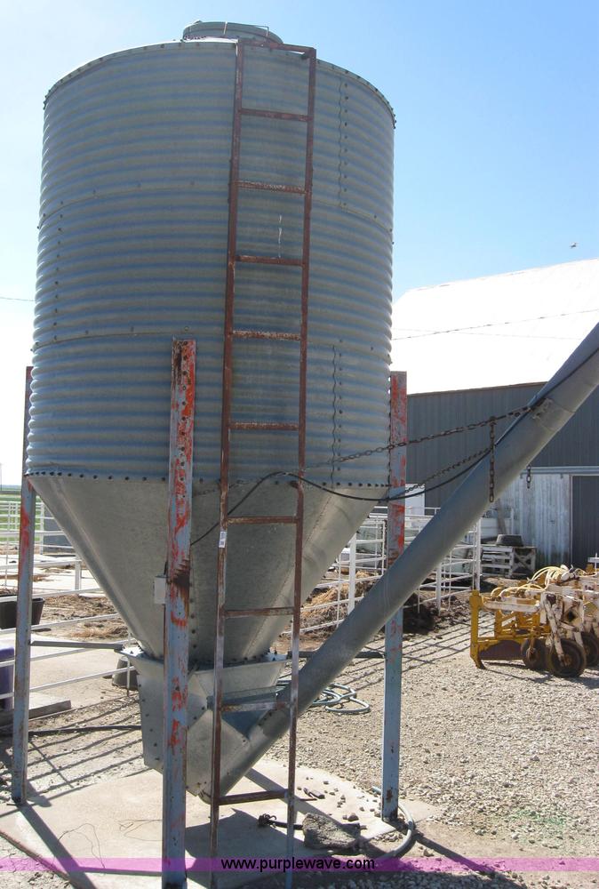 image for item 2532 300 bushel grain bin with auger