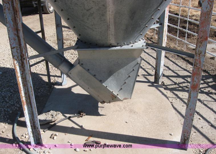 image for item 2532 300 bushel grain bin with auger