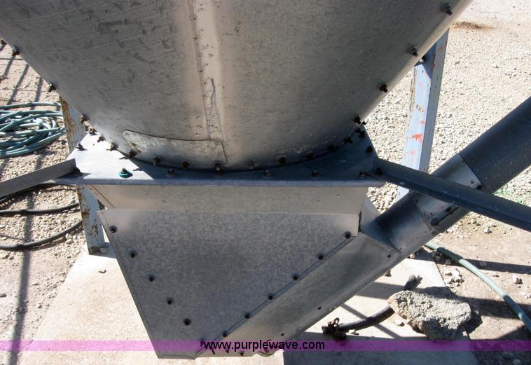 image for item 2532 300 bushel grain bin with auger