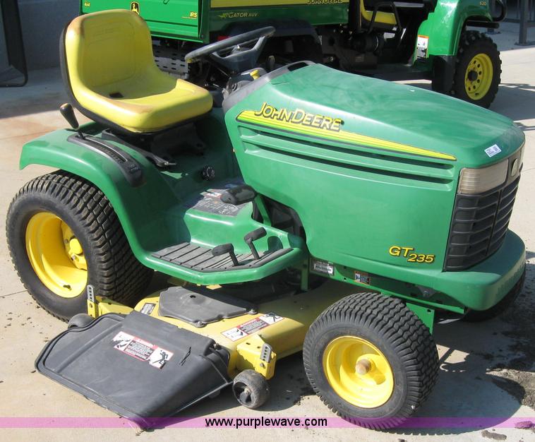 image for item 2591 2004 John Deere GT235 lawn mower