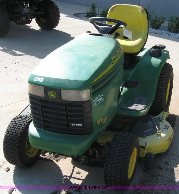 image for item 2591 2004 John Deere GT235 lawn mower