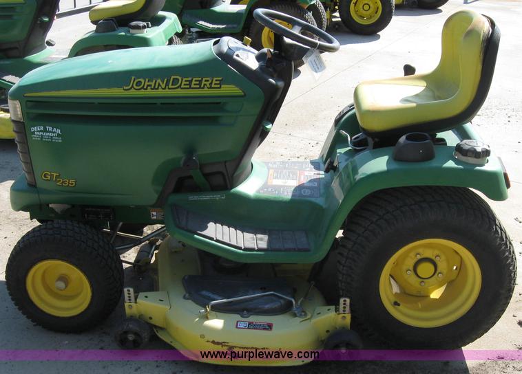 image for item 2591 2004 John Deere GT235 lawn mower