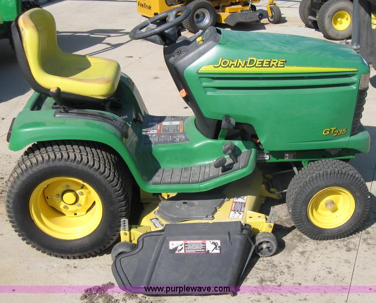 image for item 2591 2004 John Deere GT235 lawn mower