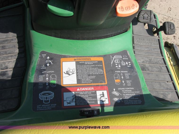 image for item 2591 2004 John Deere GT235 lawn mower