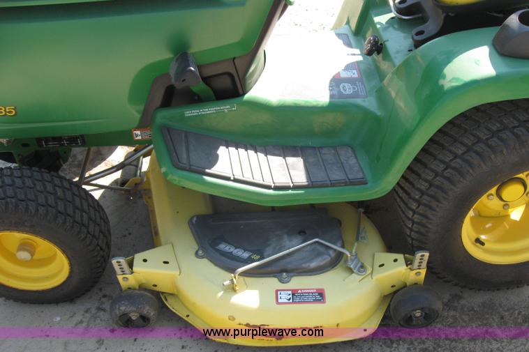 image for item 2591 2004 John Deere GT235 lawn mower