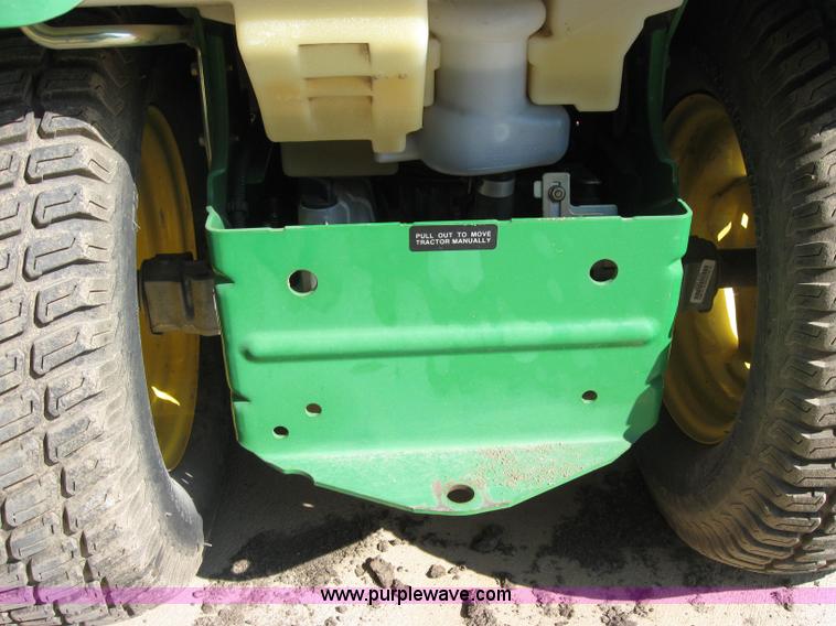 image for item 2591 2004 John Deere GT235 lawn mower