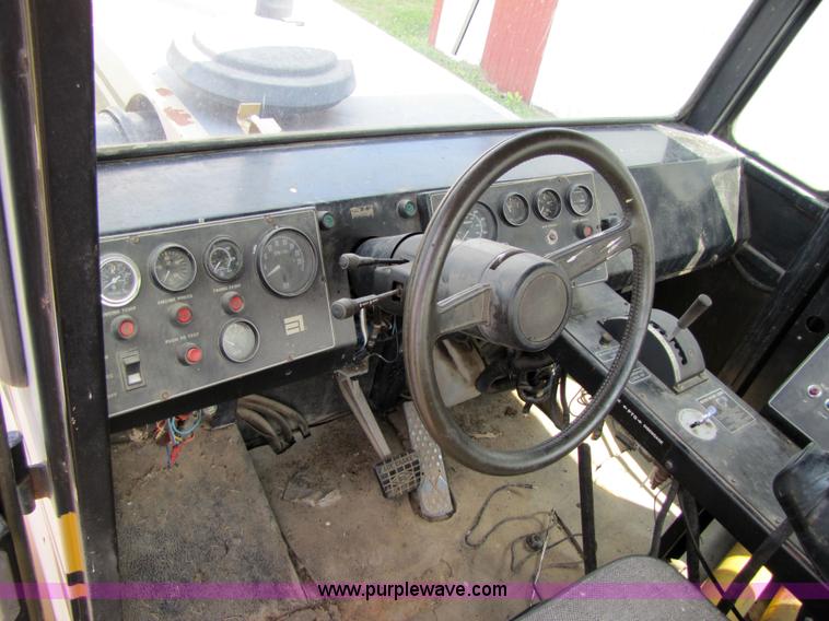 image for item 3003 1990 Ag-Chem TerraGator 004 field applicator