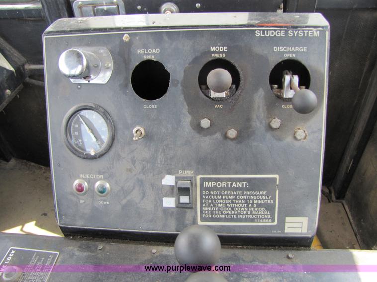 image for item 3003 1990 Ag-Chem TerraGator 004 field applicator