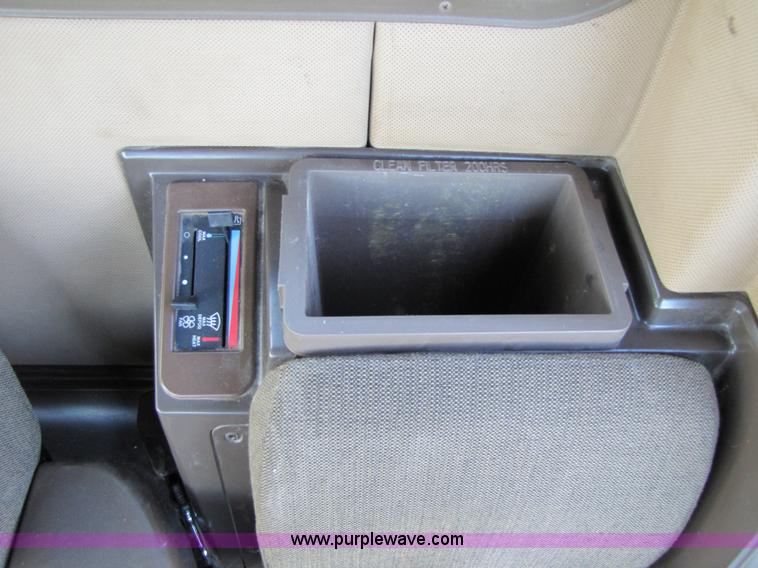 image for item 3011 1998 John Deere 9610 combine